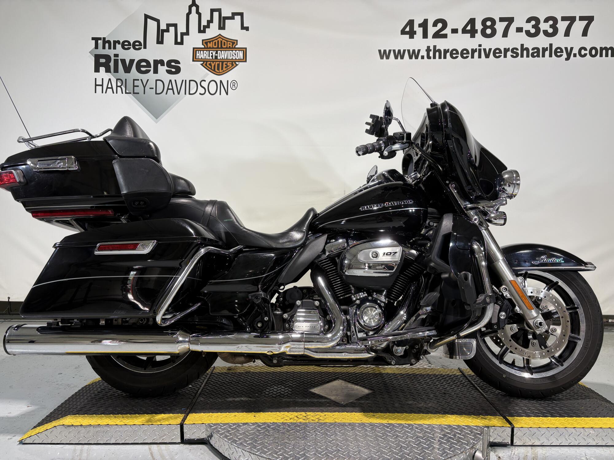 2017 Harley-Davidson® Ultra Limited Low Vivid Black