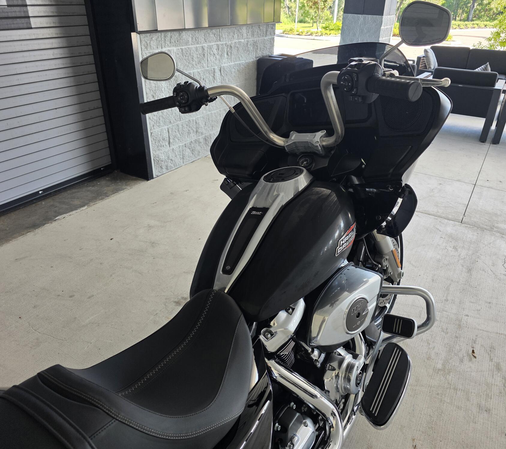 2025 Harley-Davidson® Road Glide® Vivid Black, photo 7