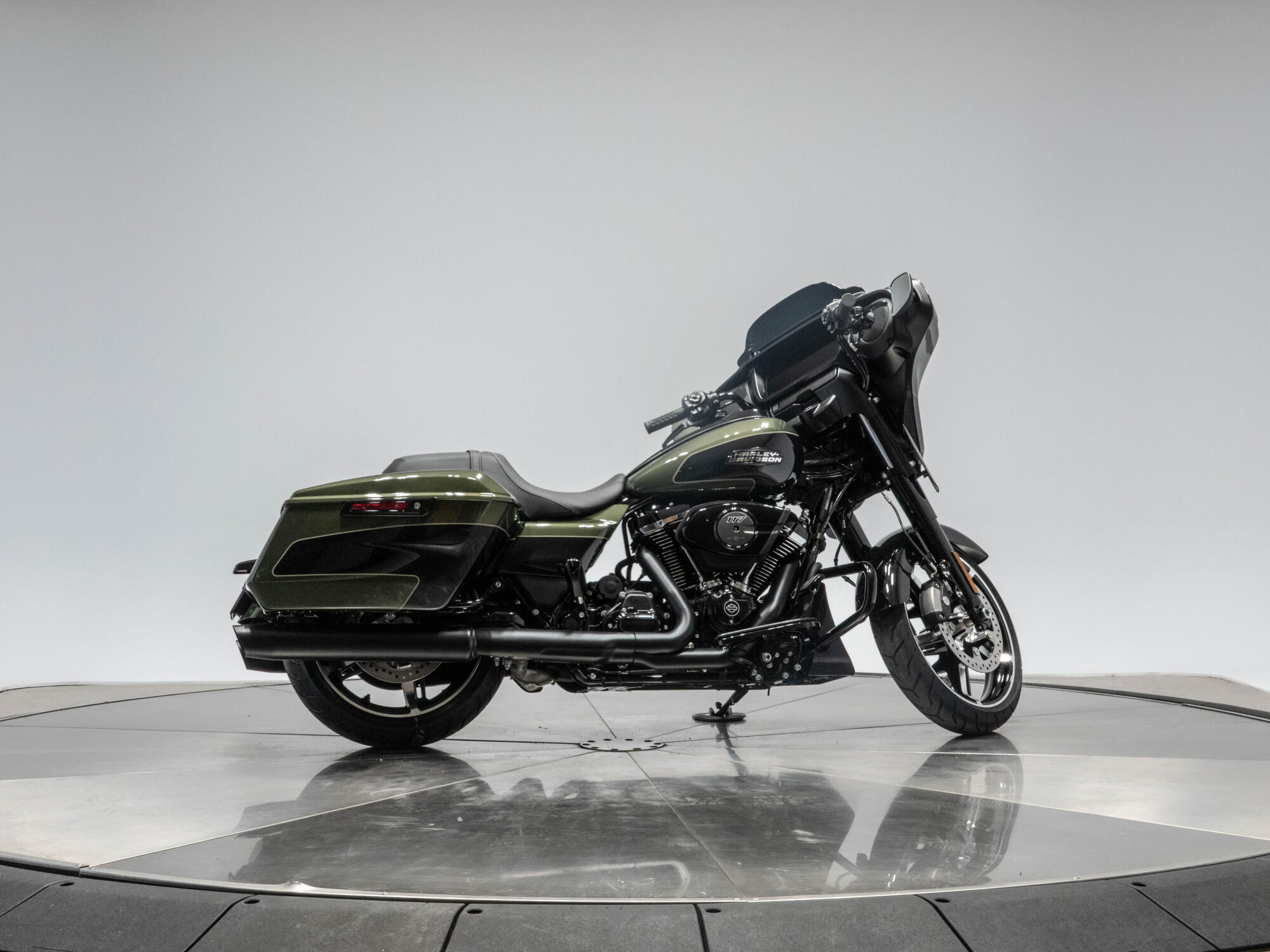 HARLEY-DAVIDSON FLHX STREET GLIDE in Olive Steel Metallic/Black