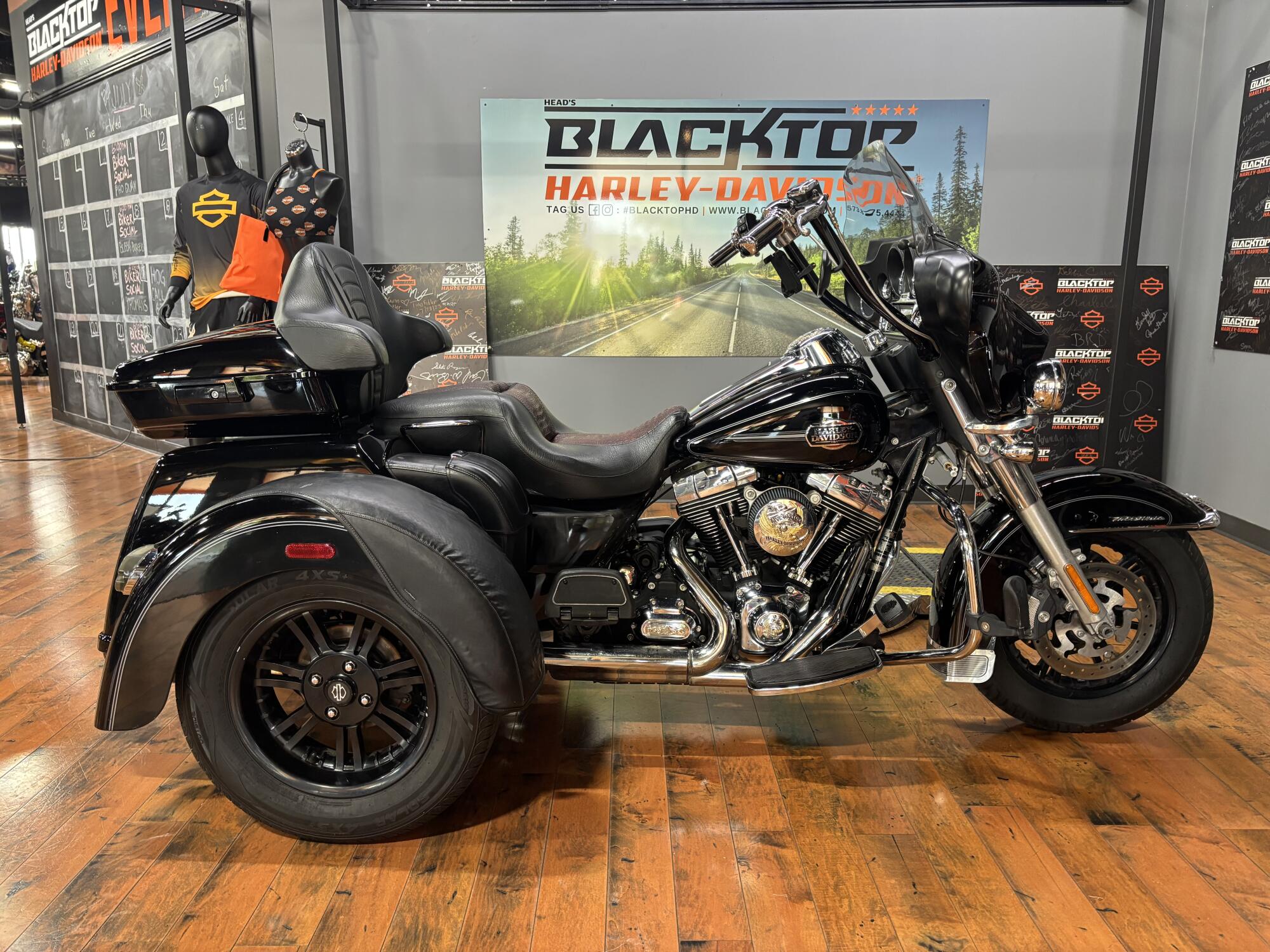 2012 Harley-Davidson® Tri Glide® Ultra Classic BLACK W/ PINSTRIPE