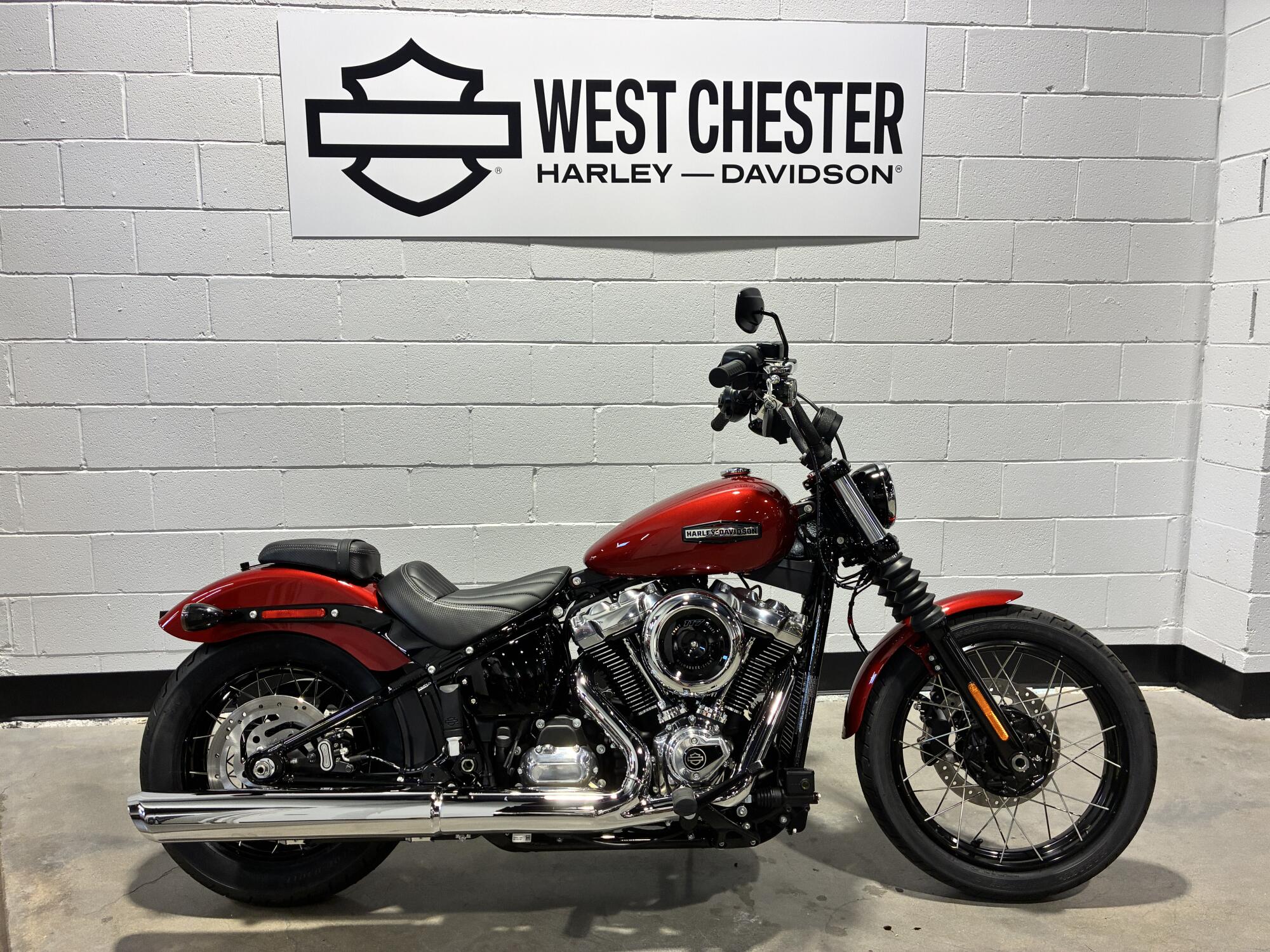 2026 Harley-Davidson® Street Bob® Brilliant Red Chrome Laced Wheels FXBB