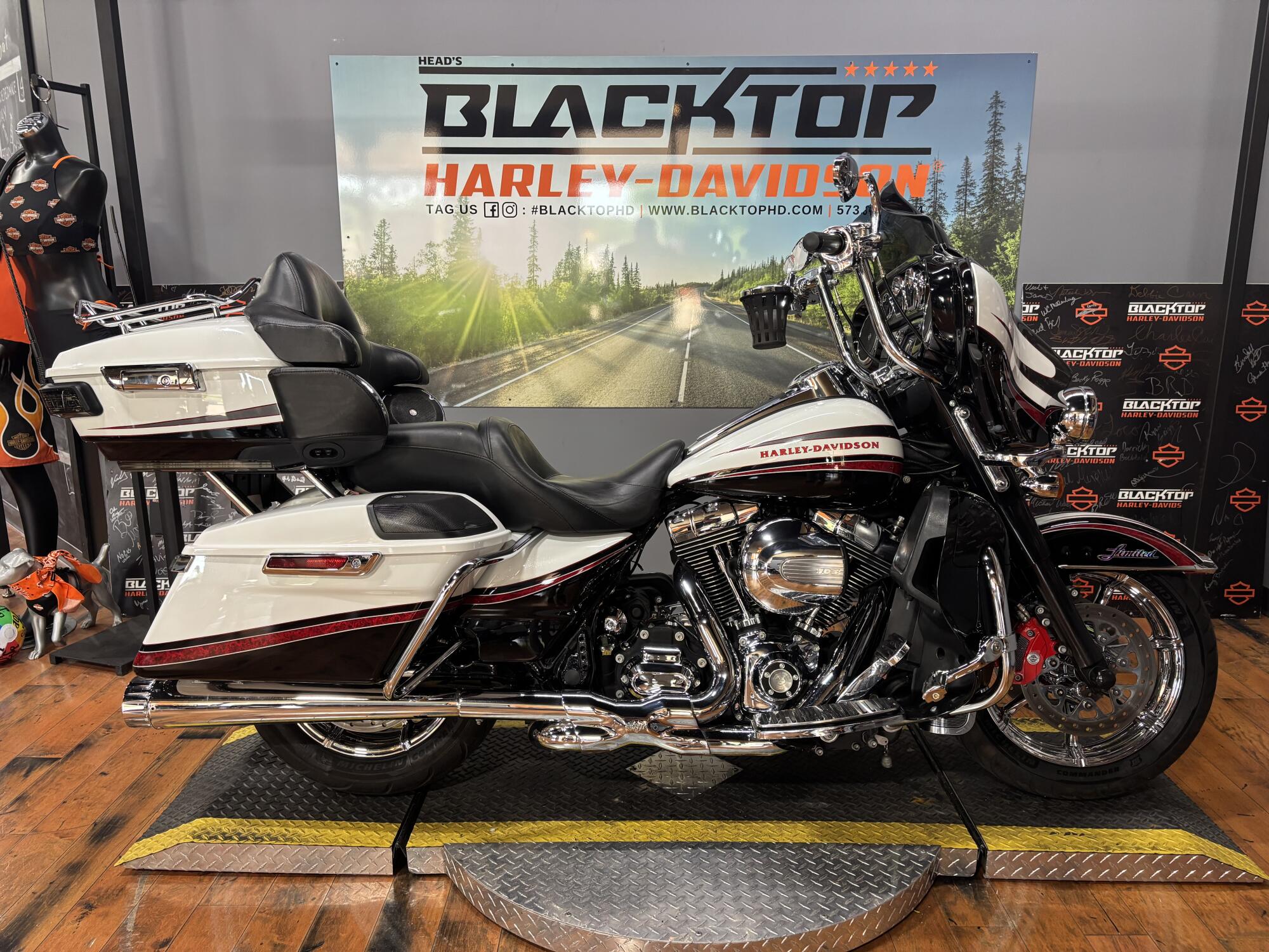 2015 Harley-Davidson® Ultra Limited WHITE