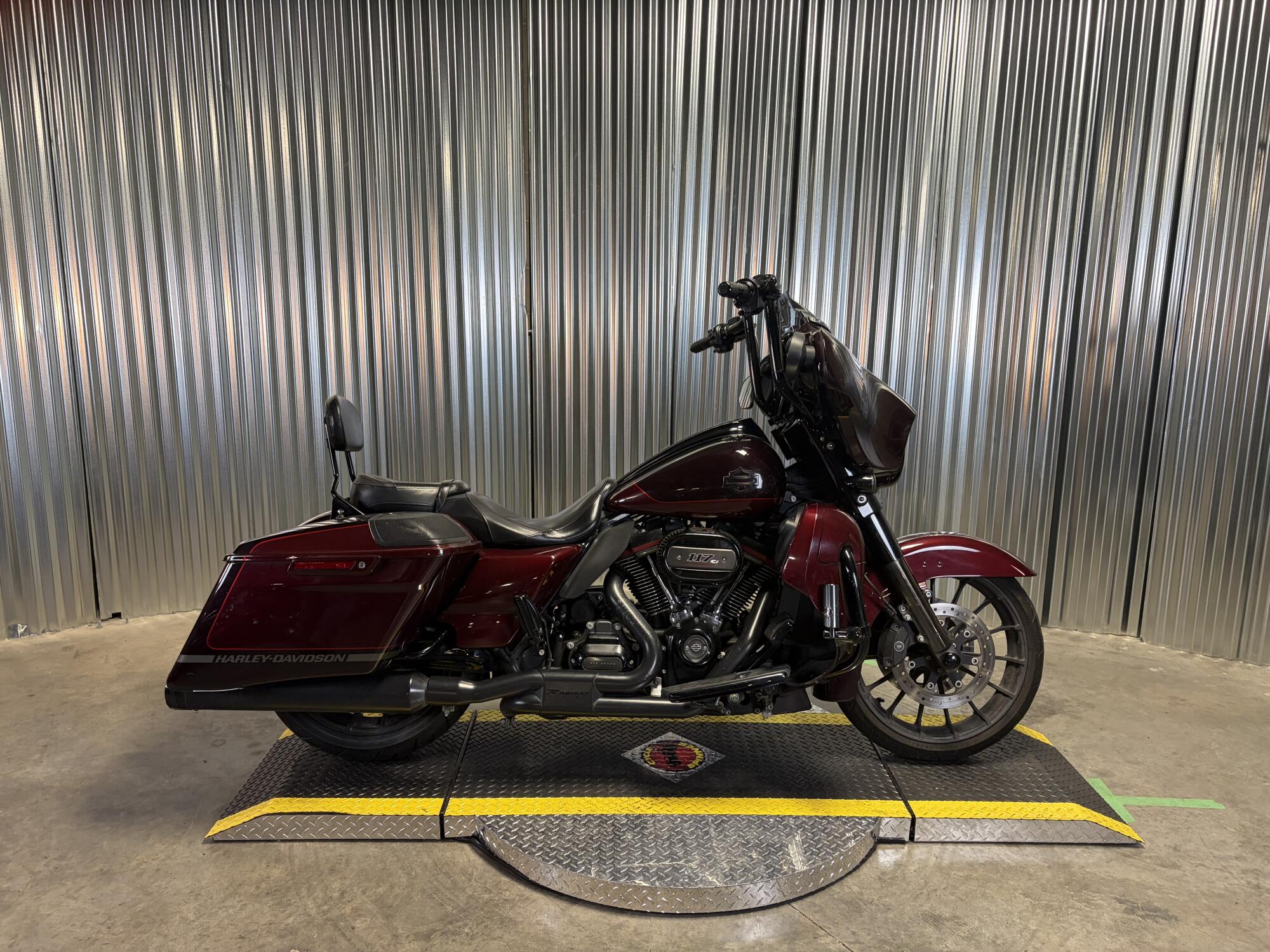 2019 Harley-Davidson® CVO™ Street Glide® BLK FORST/WINE W/PINSTRIPE