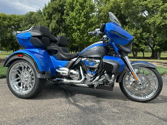 2026 Harley-Davidson® CVO Street Glide 3 Limited Electric Coast CVO Two-Tone