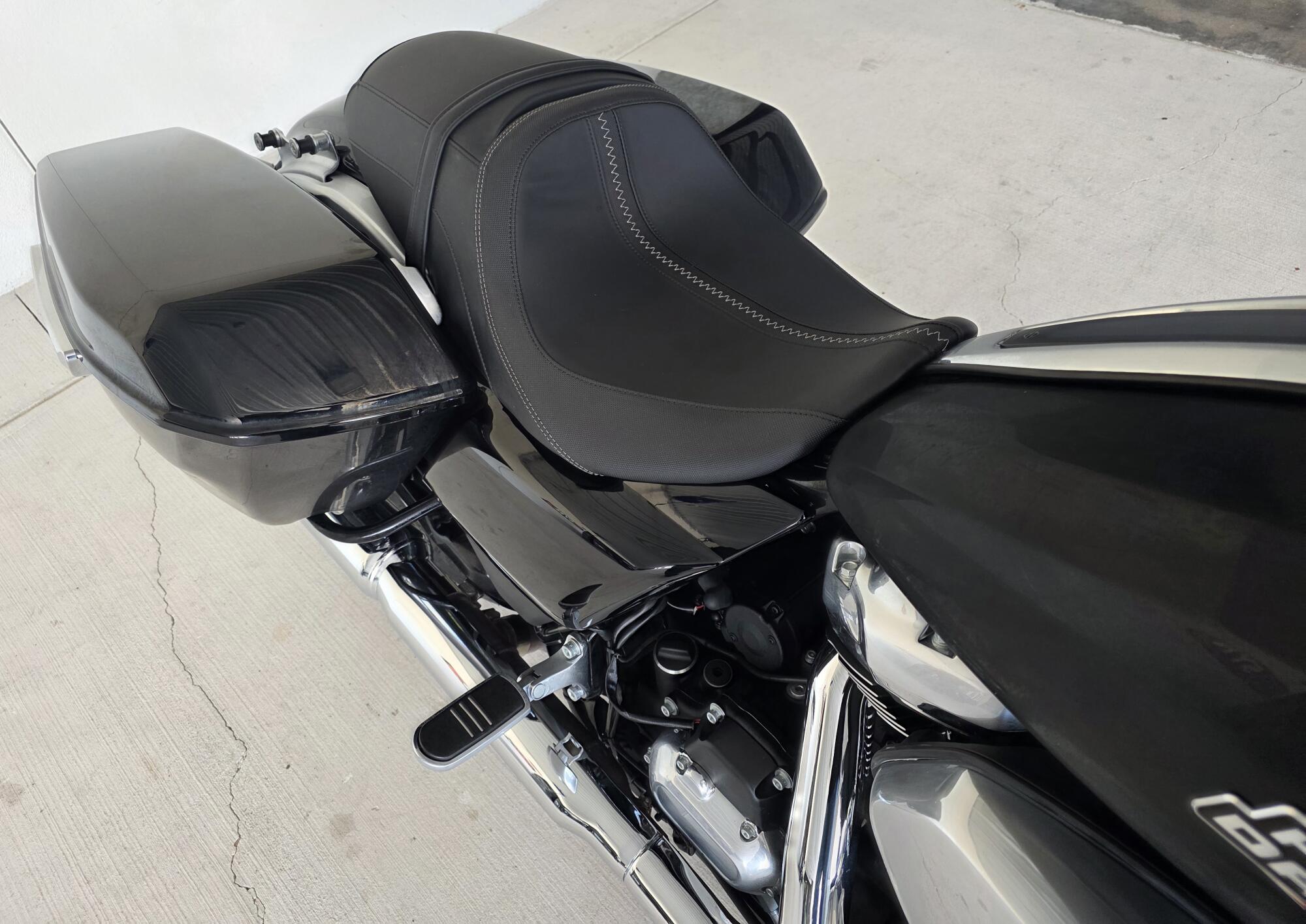 2025 Harley-Davidson® Road Glide® Vivid Black, photo 6