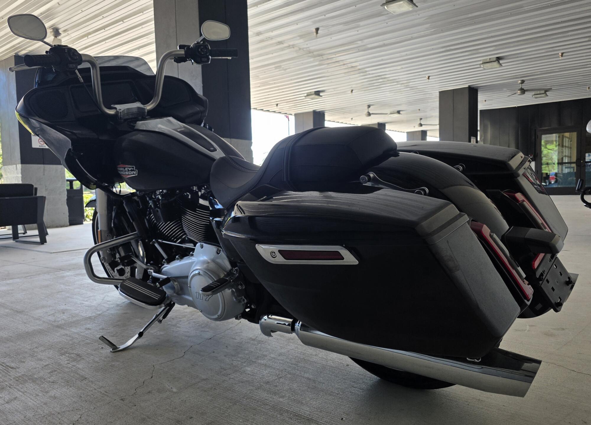 2025 Harley-Davidson® Road Glide® Vivid Black, photo 9