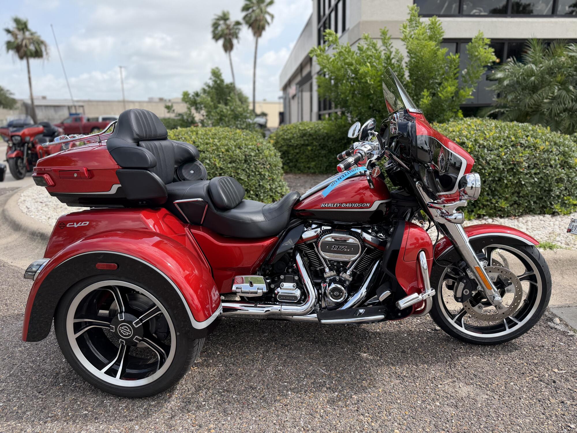 2021 Harley-Davidson® CVO™ Tri Glide® Sunset Orange & Sunset Black