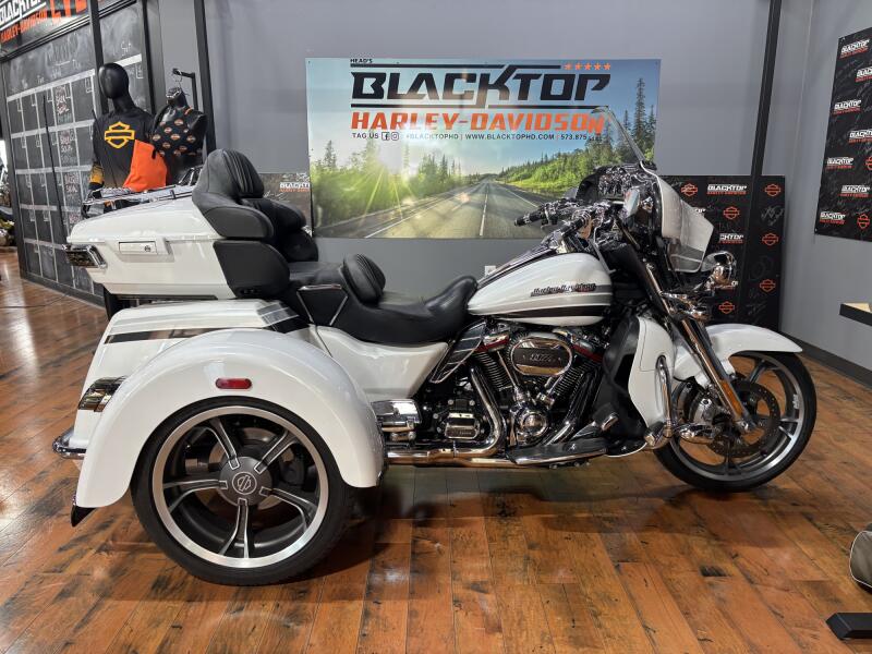 2020 Harley-Davidson® CVO™ Tri Glide® BLZWHT/SLV/STRM W/PINSTRIPE