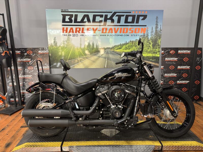 2018 Harley-Davidson® Street Bob® BLACK W/PINSTRIPE