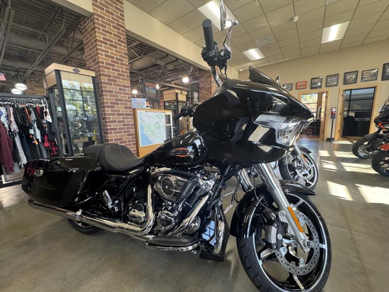 2026 Harley-Davidson® Road Glide® Vivid Black Chrome Trim