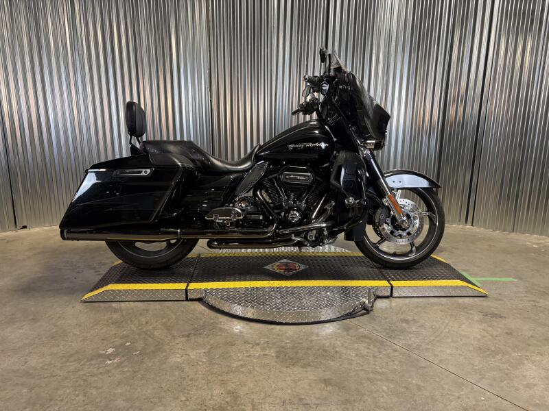 2017 Harley-Davidson® CVO™ Street Glide® Dark Slate Candy/Arctic Black with Contrast Chrome Aggresso