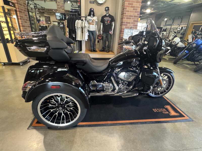 2026 Harley-Davidson® Street Glide 3 Limited Vivid Black Chrome Trim