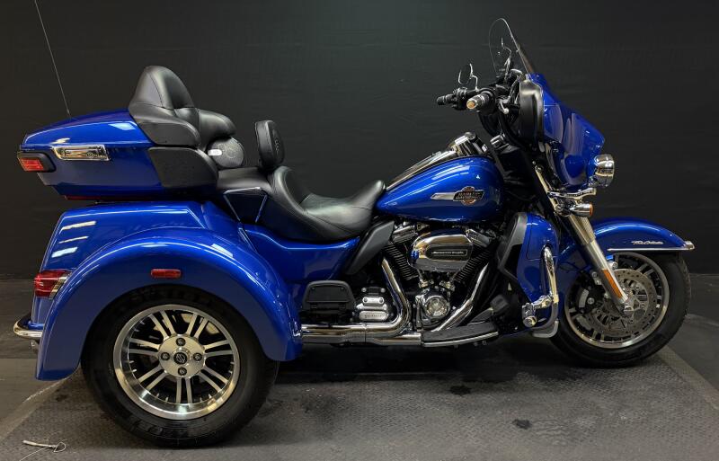 Harley-Davidson® Tri Glide™ Ultra 2024 FLHTCUTG BLUE