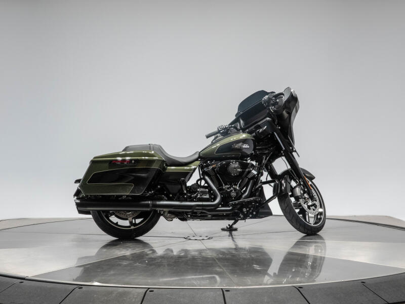 HARLEY-DAVIDSON FLHX STREET GLIDE in Olive Steel Metallic/Black