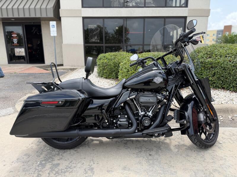 2024 Harley-Davidson® Road King® Special Vivid Black