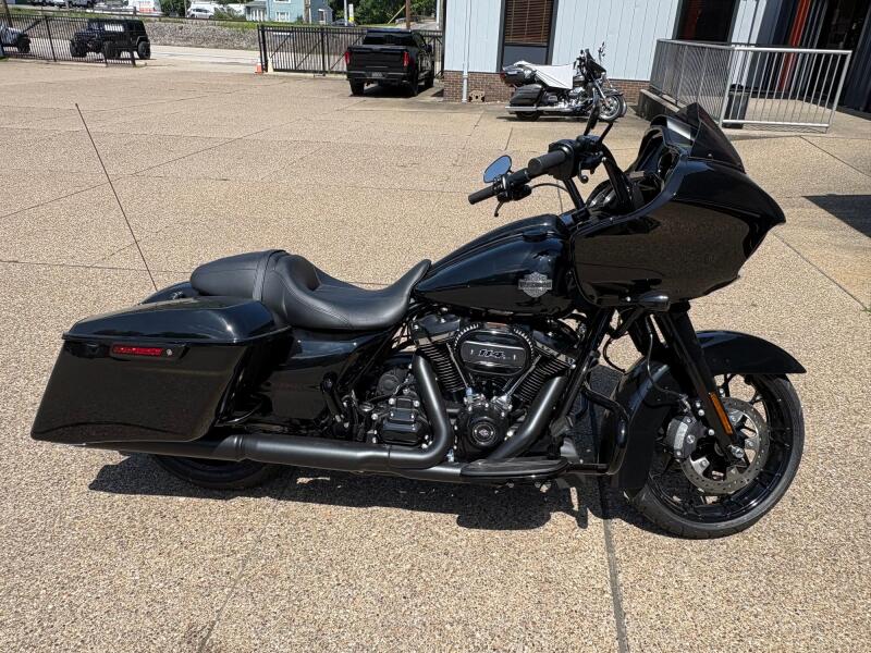 2022 Harley-Davidson® Road Glide® Special Vivid Black - Black Finish