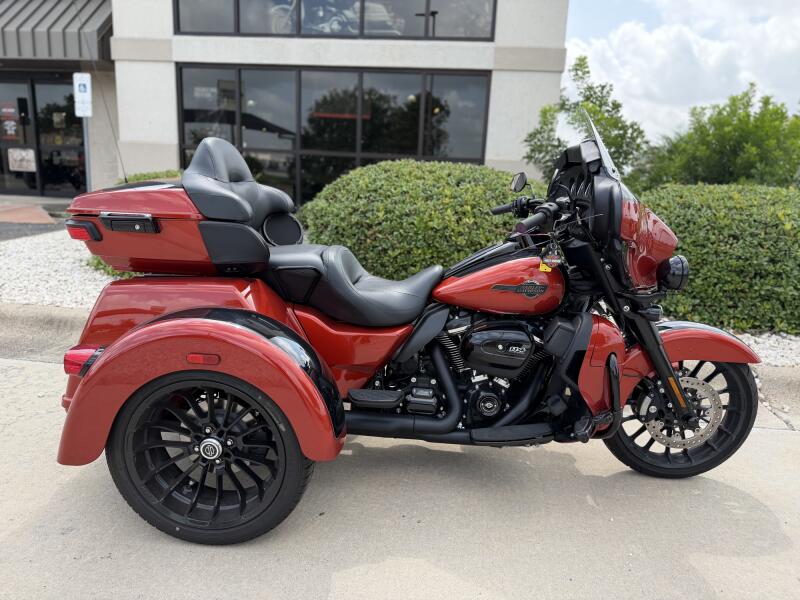 2025 Harley-Davidson® Tri Glide® Ultra Whiskey Fire / Vivid Black