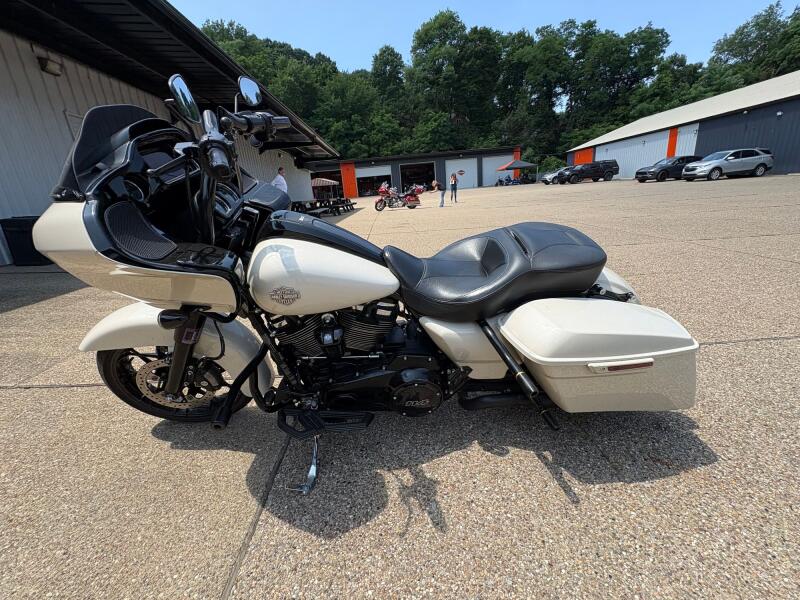 2022 Harley-Davidson® Road Glide® Special White Sand Pearl - Black Finish