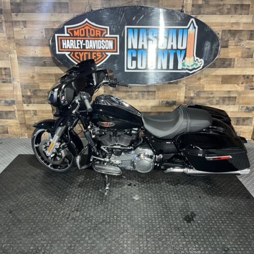 2026 Harley-Davidson® Street Glide® Vivid Black Chrome Trim thumb 2