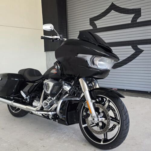 2025 Harley-Davidson® Road Glide® Vivid Black thumb 3