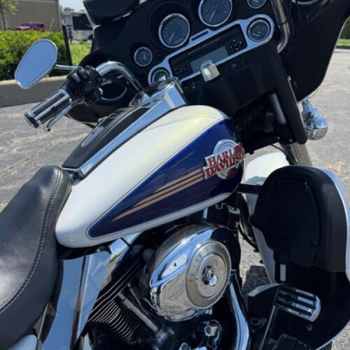 Harley-Davidson® Electra Glide® Ultra Classic® 2007 FLHTCU WHITE thumb 2