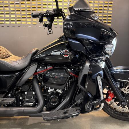 2022 Harley-Davidson® Tri Glide® Ultra Vivid Black thumb 3