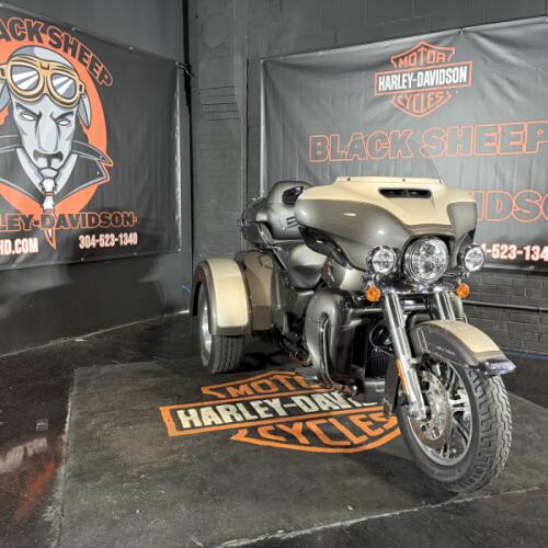 2023 Harley-Davidson® Tri Glide® Ultra FLHTCUTG thumb 0