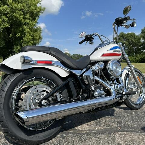 2026 Harley-Davidson® Super Glide® White Onyx Pearl thumb 2
