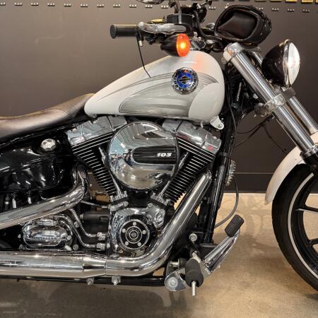 2016 Harley-Davidson® Breakout® Crushed Ice Pearl thumb 3