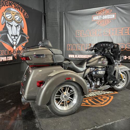 2023 Harley-Davidson® Tri Glide® Ultra FLHTCUTG thumb 3