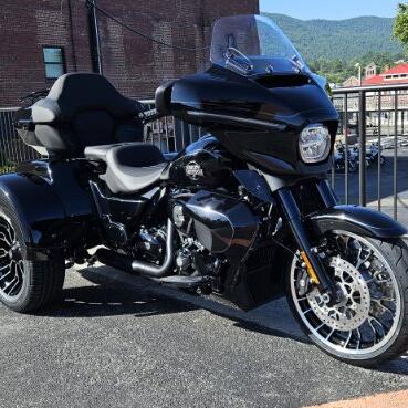2026 Harley-Davidson® Street Glide 3 Limited FLHLT thumb 1