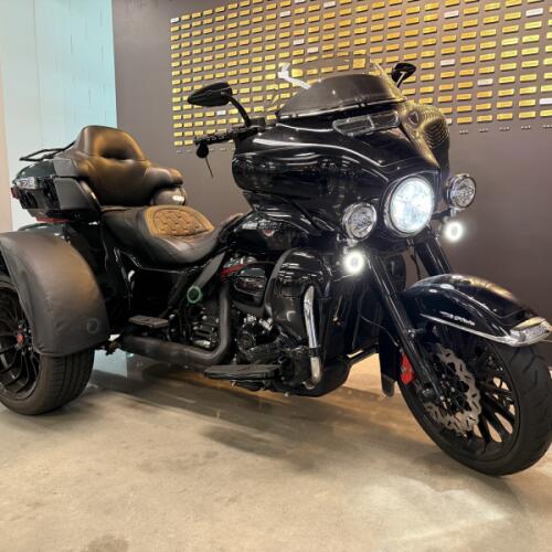 2022 Harley-Davidson® Tri Glide® Ultra Vivid Black thumb 1