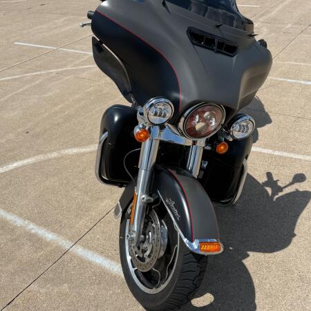 2018 Harley-Davidson® Ultra Limited Industrial Gray Denim/Black Denim thumb 2