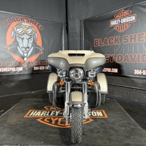 2023 Harley-Davidson® Tri Glide® Ultra FLHTCUTG thumb 1