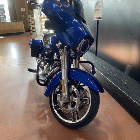 2017 Harley-Davidson® Street Glide® FLHX thumb 2