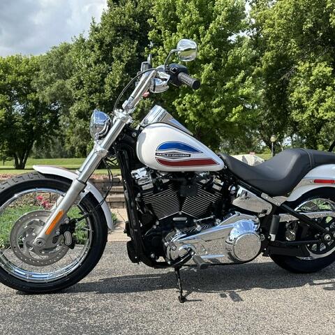 2026 Harley-Davidson® Super Glide® White Onyx Pearl thumb 0