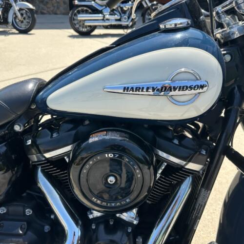 2019 Harley-Davidson® Heritage Classic BILLBLU/BILLWHT W/PINSTRIPE thumb 2
