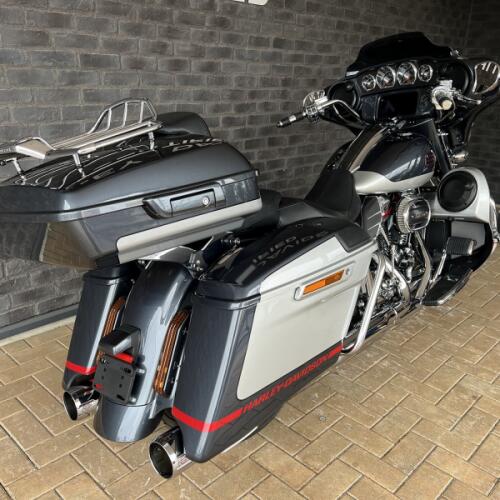 2019 Harley-Davidson® CVO™ Street Glide® Charred Steel & Lightening Silver thumb 2