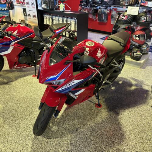 2026 Honda CBR650R E-Clutch thumb 3