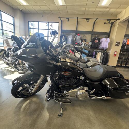 2026 Harley-Davidson® Road Glide® Vivid Black Chrome Trim thumb 3
