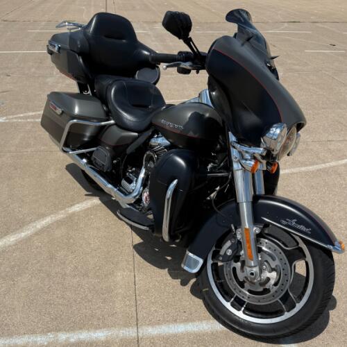2018 Harley-Davidson® Ultra Limited Industrial Gray Denim/Black Denim thumb 3