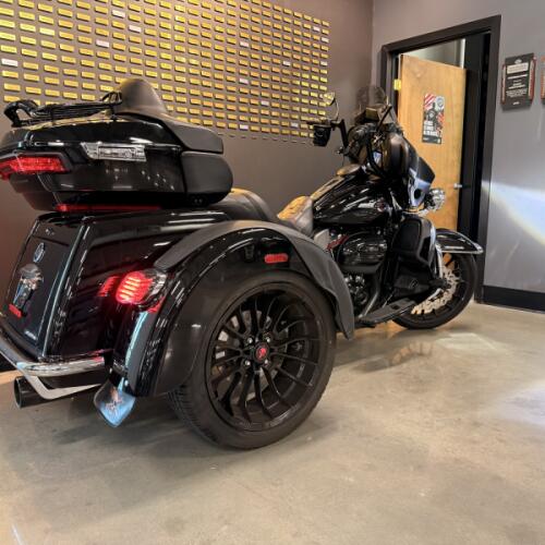 2022 Harley-Davidson® Tri Glide® Ultra Vivid Black thumb 0