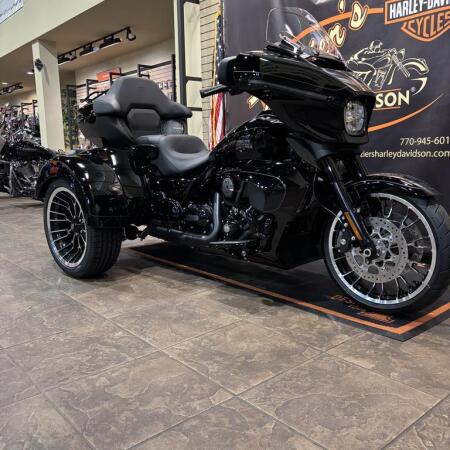 2026 Harley-Davidson® Street Glide 3 Limited VIVID BLACK thumb 3