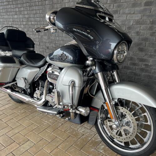 2019 Harley-Davidson® CVO™ Street Glide® Charred Steel & Lightening Silver thumb 3