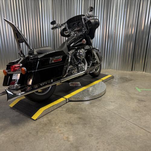 2006 Harley-Davidson® Electra Glide® Ultra Classic® BLACK W/PINSTRIPE thumb 2
