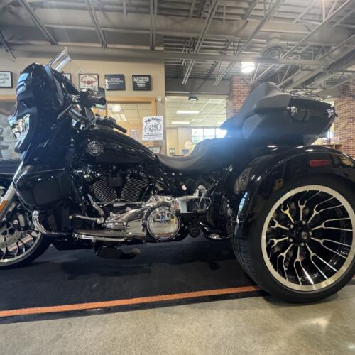 2026 Harley-Davidson® Street Glide 3 Limited Vivid Black Chrome Trim thumb 3