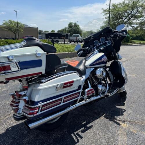 Harley-Davidson® Electra Glide® Ultra Classic® 2007 FLHTCU WHITE thumb 3