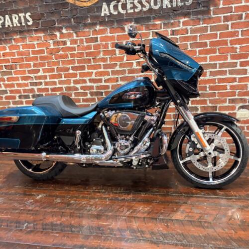 2026 Harley-Davidson® Street Glide® FLHX thumb 3