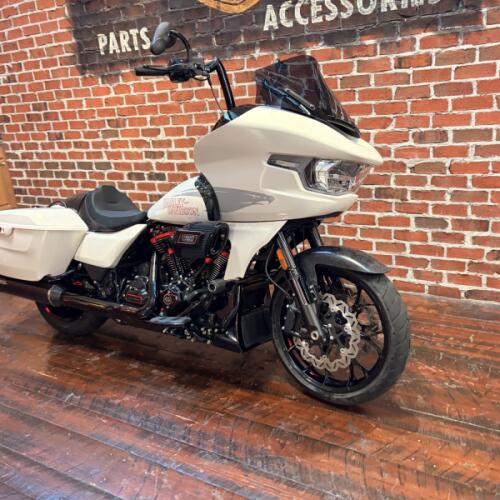 2024 Harley-Davidson® CVO™ Road Glide® ST FLTRXSTSE thumb 2
