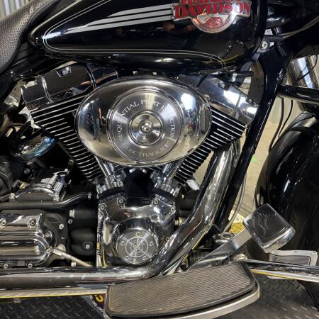 2006 Harley-Davidson® Electra Glide® Ultra Classic® BLACK W/PINSTRIPE thumb 3